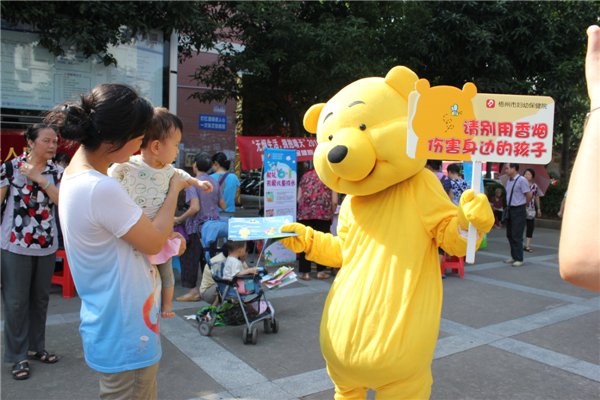 5月29日，梧州市婦幼保健院到潘塘公園參與衛(wèi)生系統(tǒng)開展的世界無煙日宣傳活動(dòng)，該院醫(yī)務(wù)人員扮成可愛的卡通造型，呼吁市民為孩