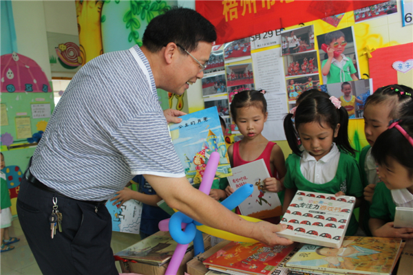 梧州市總工會黨組書記、常務(wù)副主席朱明勝在梧州市總工會到梧州高新區(qū)雙語實驗學(xué)校開展關(guān)愛農(nóng)民工留守活動中為孩子們送上學(xué)習(xí)用具