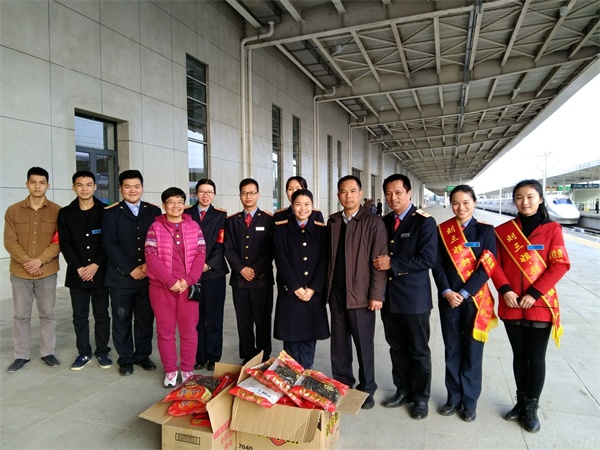 梧州市總工會副主席唐彤、李燦培一行慰問梧州火車南站職工