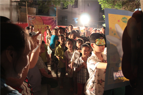 在中秋節(jié)來臨之際，為進(jìn)一步拓展“雙報到”活動，踐行“兩學(xué)一做”學(xué)習(xí)教育，關(guān)愛社區(qū)職工群眾，營造歡樂祥和的節(jié)日氛圍，梧州市