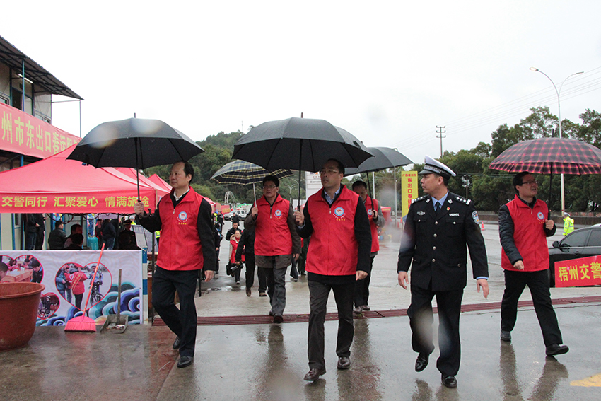 市委常委、組織部部長(zhǎng)張惠強(qiáng)，市人大副主任、市總工會(huì)主席徐遠(yuǎn)洲一行在東出口春運(yùn)服務(wù)站視察各行業(yè)愛(ài)心服務(wù)站.jpg