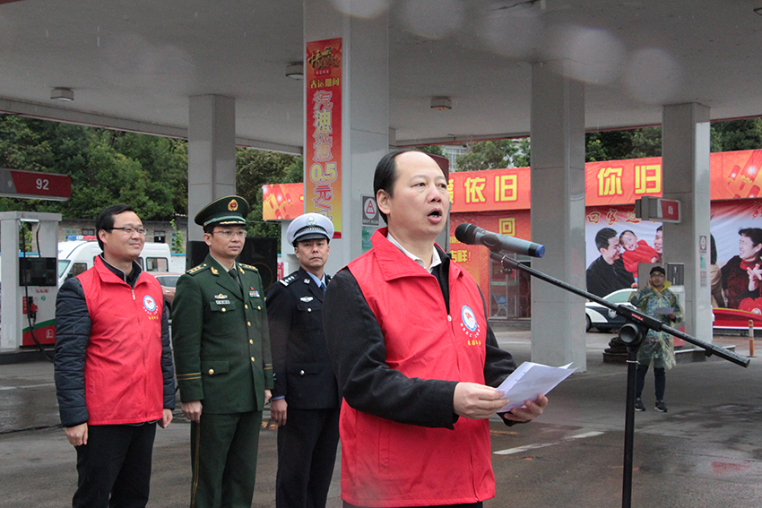 市人大副主任、市總工會(huì)主席徐遠(yuǎn)洲在主持“暖流活動(dòng)”啟動(dòng)儀式.jpg