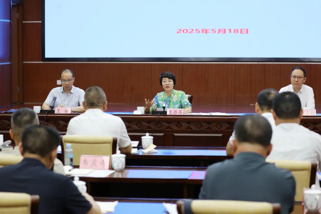 調(diào)研組在自治區(qū)總工會(huì)召開座談會(huì)，了解我區(qū)工會(huì)相關(guān)工作情況.jpg
