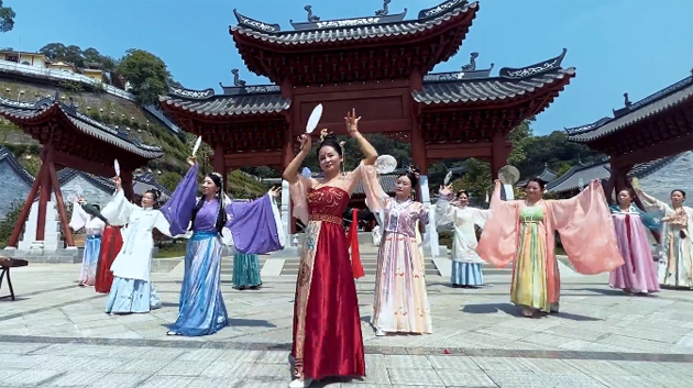 聽，梧州學(xué)院的教職工演繹《禮儀之邦》向祖國73周年華誕獻(xiàn)禮