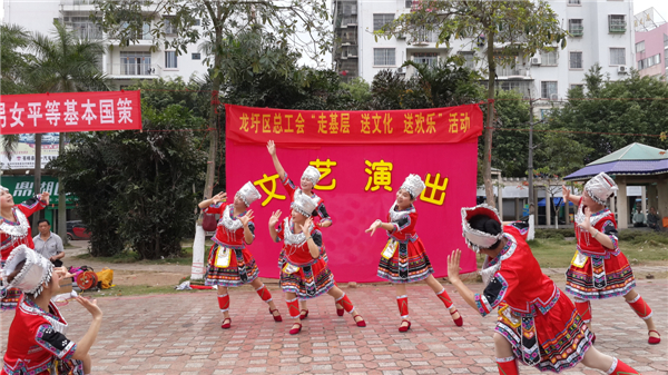 為豐富廣大職工群眾的精神文化生活，營造歡樂祥和的節(jié)日氣氛，2015年春節(jié)期間龍圩區(qū)總工會深入開展“走基層 送文化 送歡樂