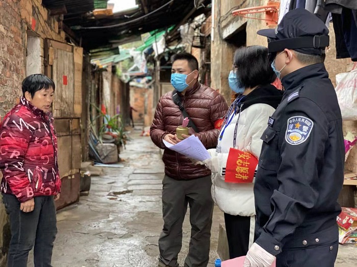圖2.2月4日，萬秀區(qū)總工會主席莫培燁到龍骨社區(qū)協(xié)助開展疫情防控核查和宣傳工作.jpg