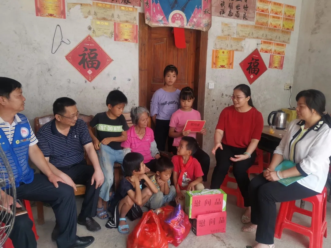 岑溪市總工會(huì)開展六一慰問(wèn)活動(dòng)