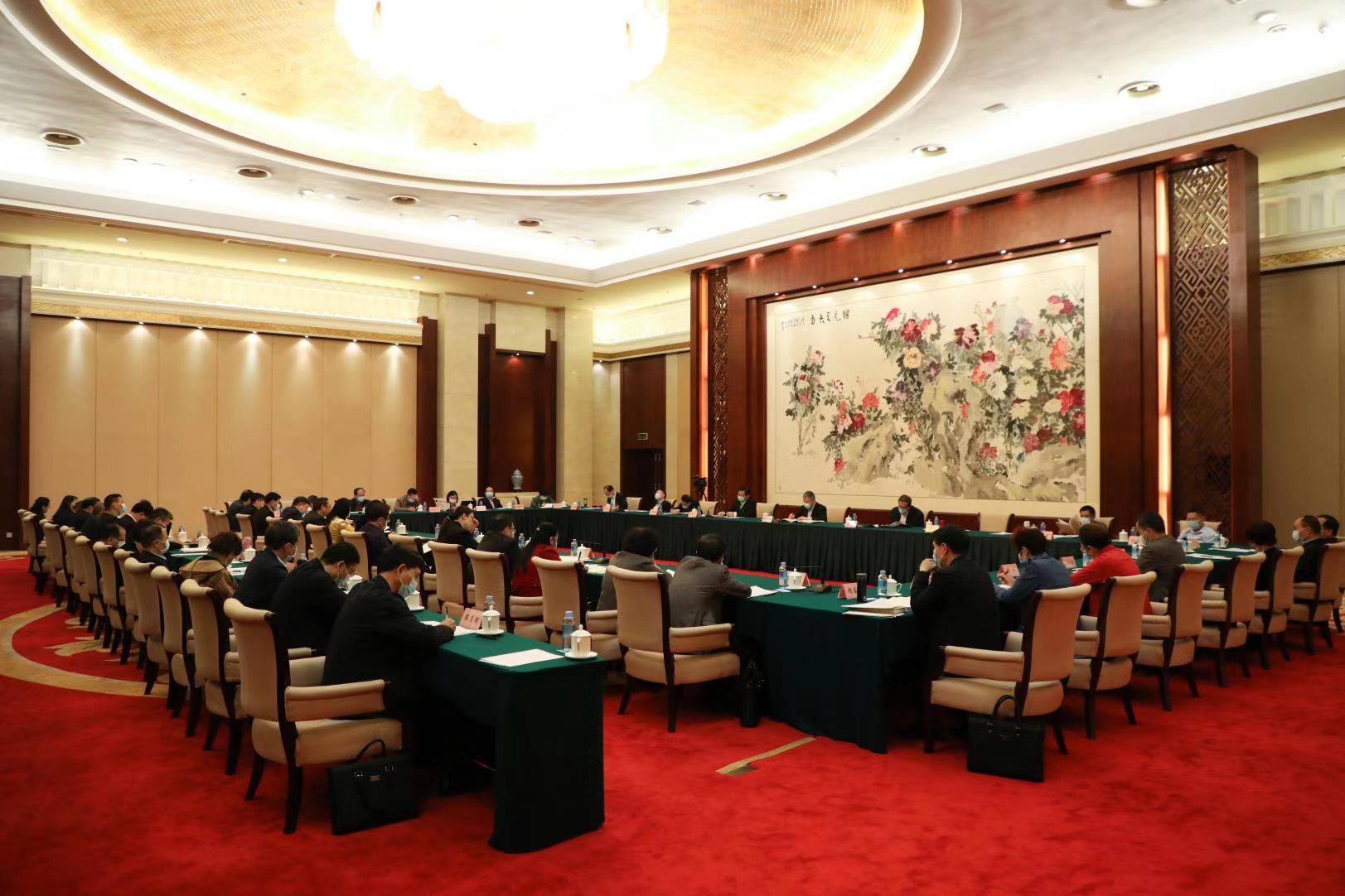 自治區(qū)政協(xié)十二屆四次會(huì)議召開期間，工會(huì)界別委員結(jié)合工作實(shí)際，積極建言獻(xiàn)策——