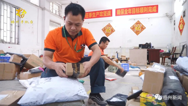 【勞動(dòng)創(chuàng)造幸?！靠爝f小哥黎柱輝的奮斗生活