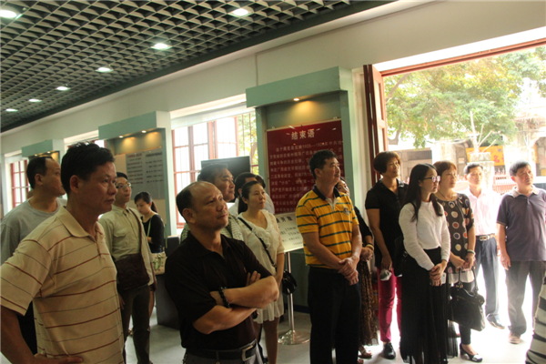 為踐行社會(huì)主義核心價(jià)值觀，進(jìn)一步弘揚(yáng)優(yōu)秀傳統(tǒng)文化，引領(lǐng)全市廣大職工群眾文明祭祖，文明追思。4月3日梧州市總工會(huì)組織干部職